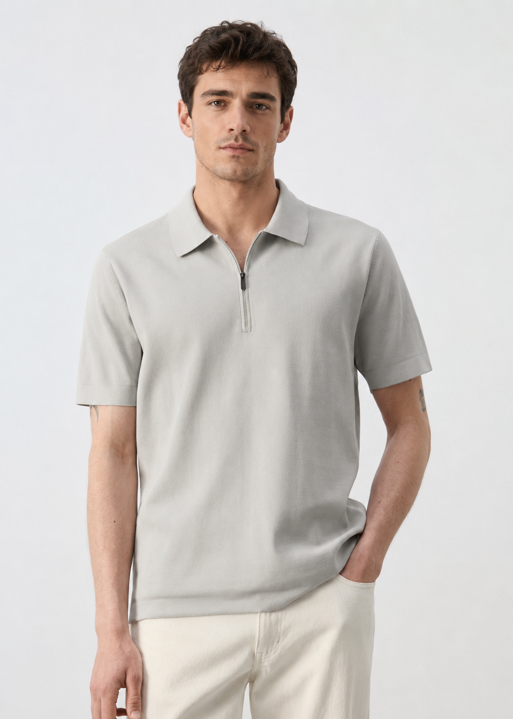 Polo elástico con cremallera para mayor comodidad